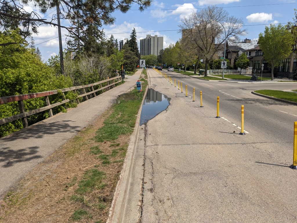 Collecting puddle and leaning barrier